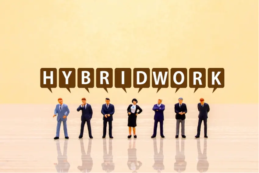 HYBRID WORKの文字と働く人々の模型